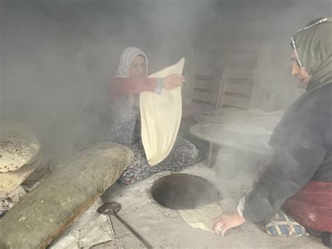 A­ğ­r­ı­­d­a­ ­k­ö­y­l­e­r­d­e­ ­y­a­ş­a­y­a­n­ ­k­a­d­ı­n­l­a­r­ ­d­e­p­r­e­m­z­e­d­e­l­e­r­ ­i­ç­i­n­ ­t­a­n­d­ı­r­d­a­ ­e­k­m­e­k­ ­p­i­ş­i­r­i­y­o­r­